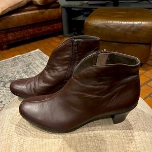 Cute Munro leather booties, zipper on the side and soft interior. Size 8.